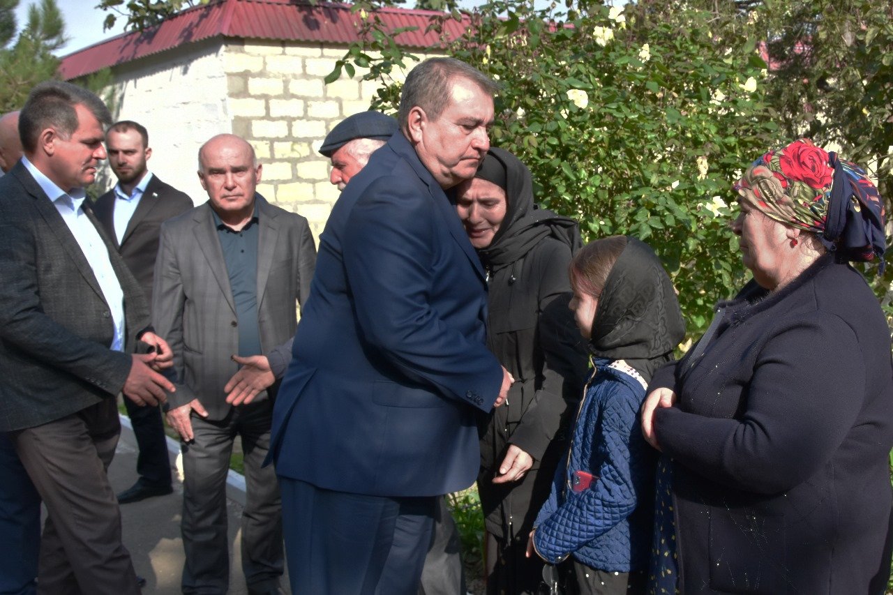 В поселке Мамедкала открыли мемориальные доски в память о погибших  участниках СВО | 27.10.2023 | Новости Дербента - БезФормата