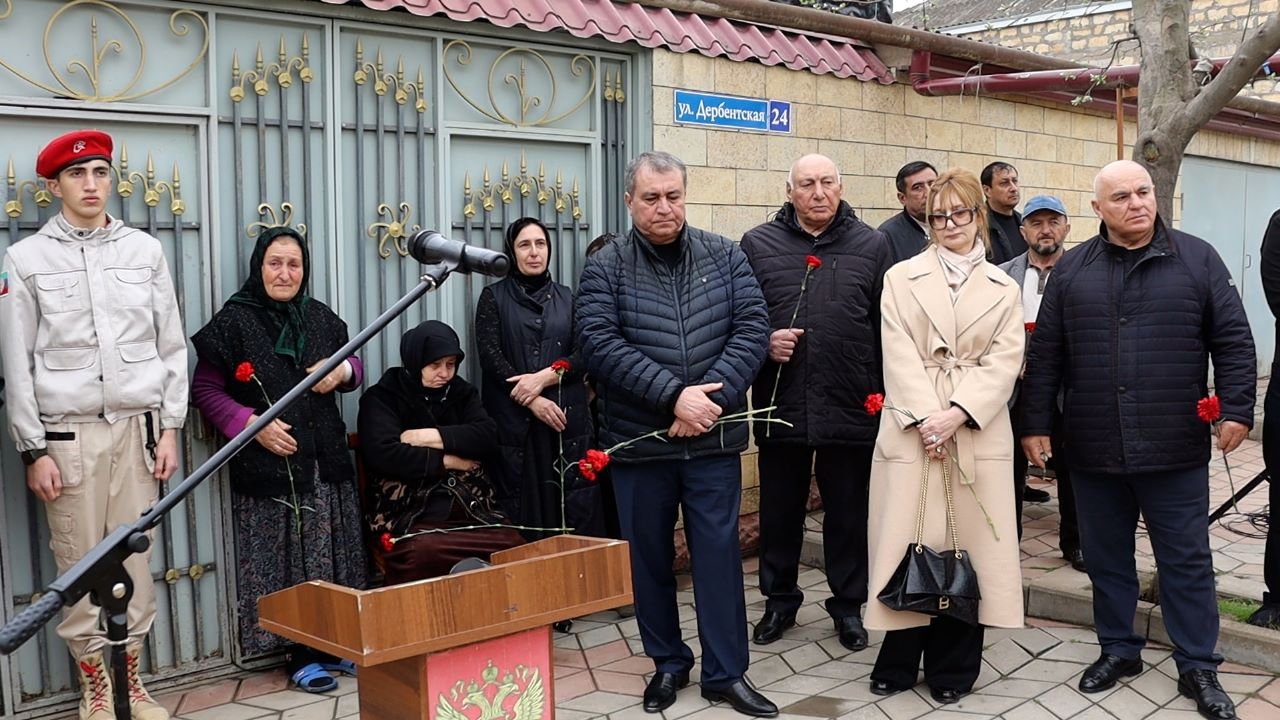 В селе Чинар установили мемориальную доску на фасаде дома, где жил Джафар  Абдурашидов | 05.04.2023 | Новости Дербента - БезФормата